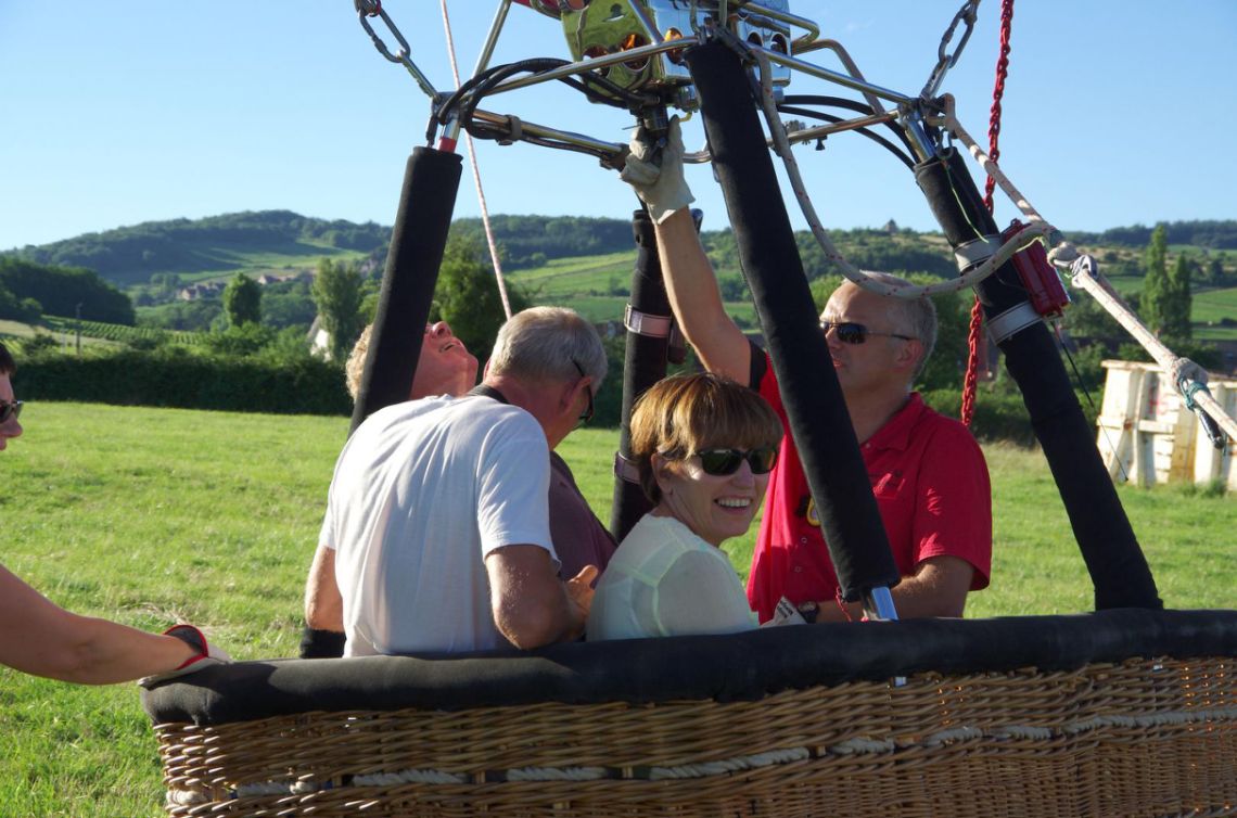 prêts à décoller dans la montgolfière en Bourgogne